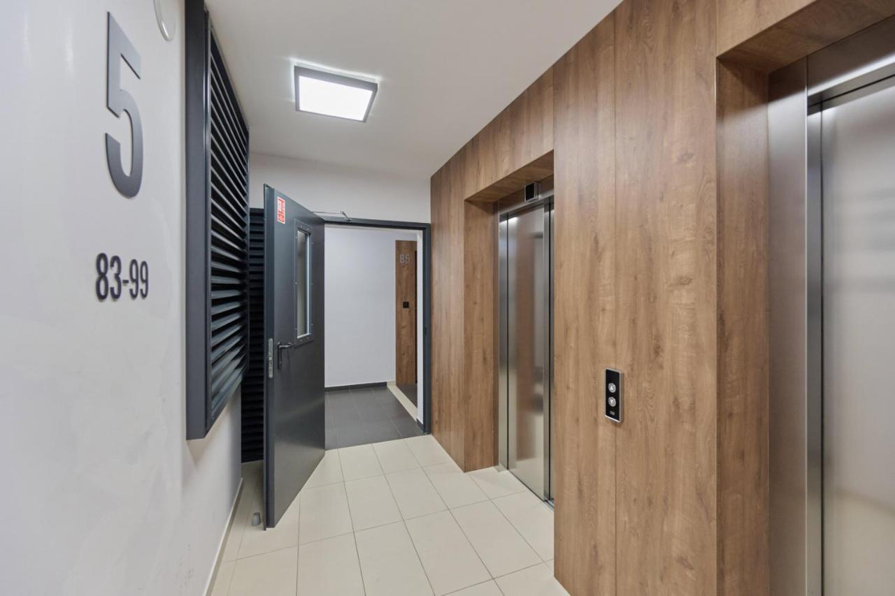Elegant With Balcony Krakowska By Renters Prestige Breslau