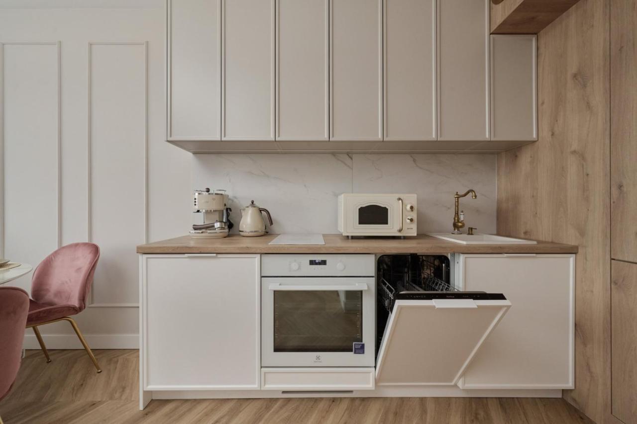 Elegant With Balcony Krakowska By Renters Prestige Breslau